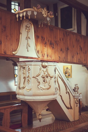 Zabytkowa ambona w kościele Matki Boskiej Częstochowskiej w Krośnie